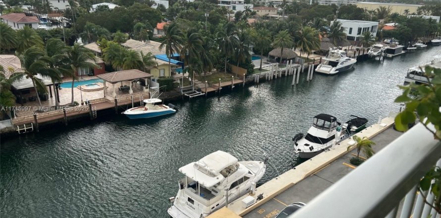 Condominio en North Miami, Florida, 1 dormitorio № 1867568