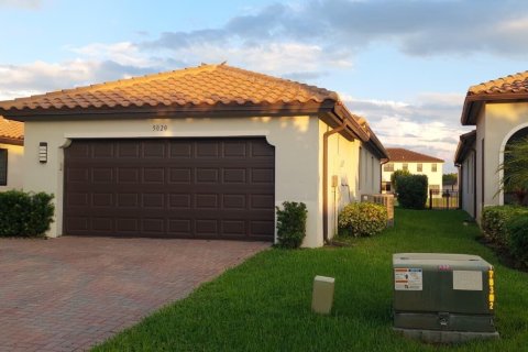House in Ave Maria, Florida 3 bedrooms, 141.68 sq.m. № 2387922 - photo 1