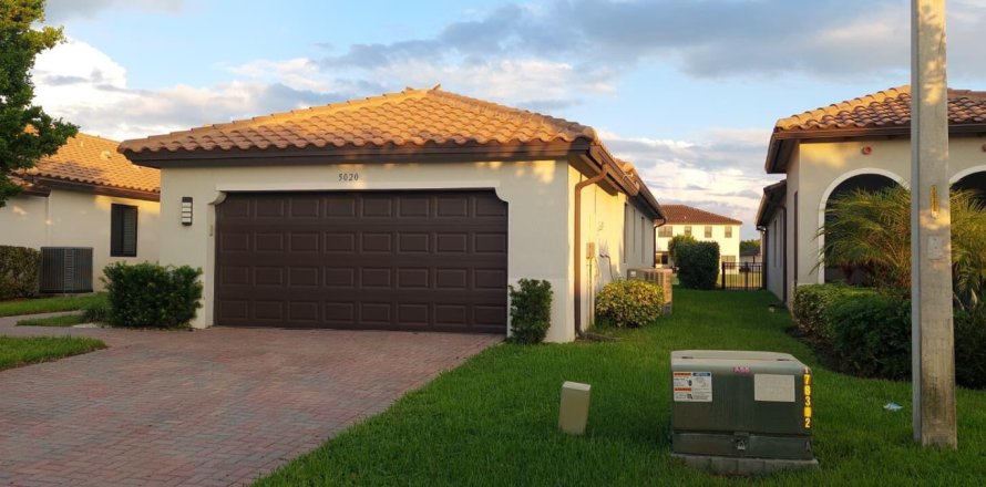 House in Ave Maria, Florida 3 bedrooms, 141.68 sq.m. № 2387922