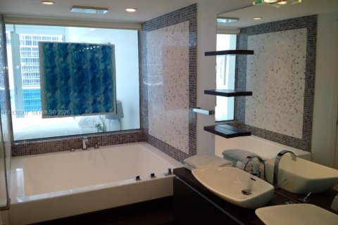 Condo in Miami, Florida, 2 bedrooms № 2152628 - photo 8