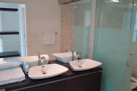 Condo in Miami, Florida, 2 bedrooms № 2152628 - photo 7