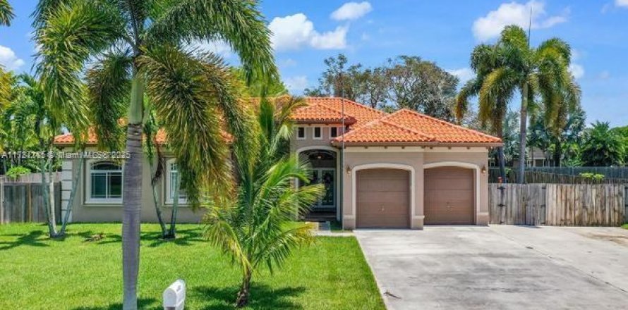 House in Homestead, Florida 5 bedrooms, 267.93 sq.m. № 1933607