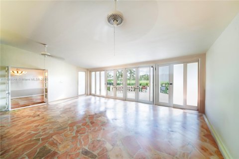 House in Miami Beach, Florida 3 bedrooms, 358.32 sq.m. № 1952594 - photo 12