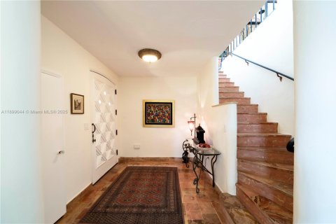 House in Miami Beach, Florida 3 bedrooms, 358.32 sq.m. № 1952594 - photo 15