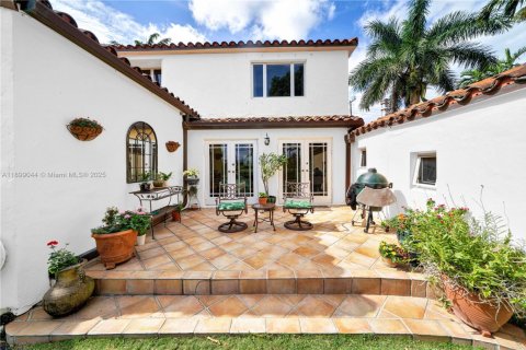 House in Miami Beach, Florida 3 bedrooms, 358.32 sq.m. № 1952594 - photo 21