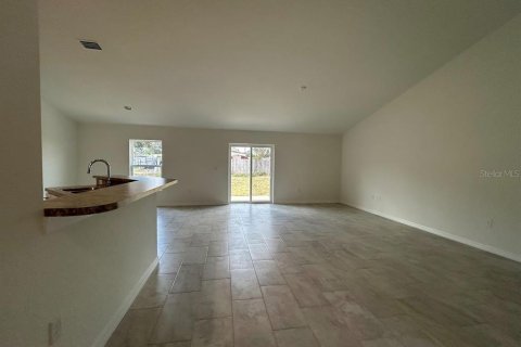 House in Frostproof, Florida 3 bedrooms, 164.99 sq.m. № 1553257 - photo 2