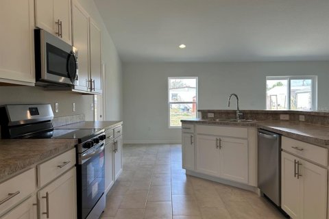 House in Frostproof, Florida 3 bedrooms, 164.99 sq.m. № 1553257 - photo 5