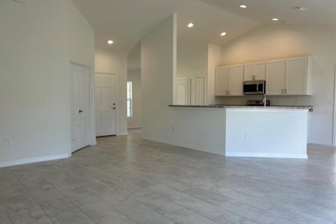 House in Frostproof, Florida 3 bedrooms, 164.99 sq.m. № 1553257 - photo 6