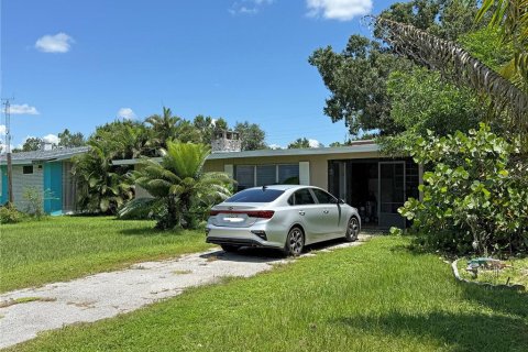House in Punta Gorda, Florida 4 bedrooms, 139.35 sq.m. № 1913699 - photo 1