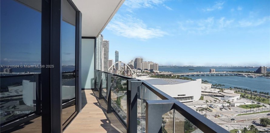 Кондоминиум с 2 спальнями в Майами, Флорида № 1968408