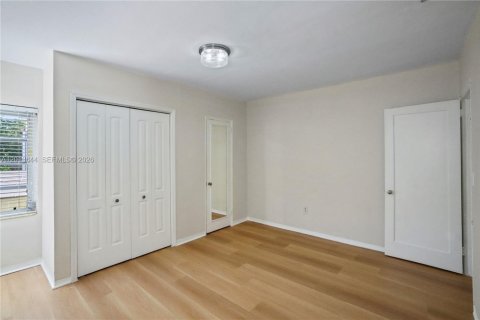Villa ou maison à louer à Miami, Floride: 3 chambres, 114.46 m2 № 2076163 - photo 15