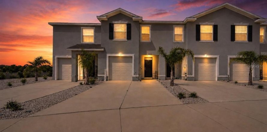 Townhouse in Wesley Chapel, Florida 3 bedrooms, 155.43 sq.m. № 2231530
