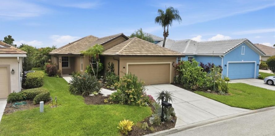 House in Port Charlotte, Florida 3 bedrooms, 164.72 sq.m. № 2204906