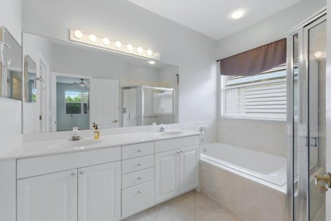 House in Port Charlotte, Florida 3 bedrooms, 164.72 sq.m. № 2204906 - photo 20