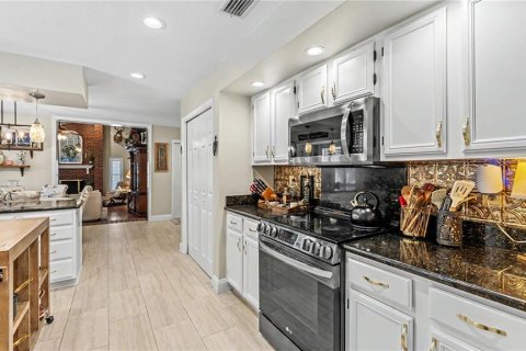 House in Lakeland, Florida 4 bedrooms, 340.12 sq.m. № 2316793 - photo 28