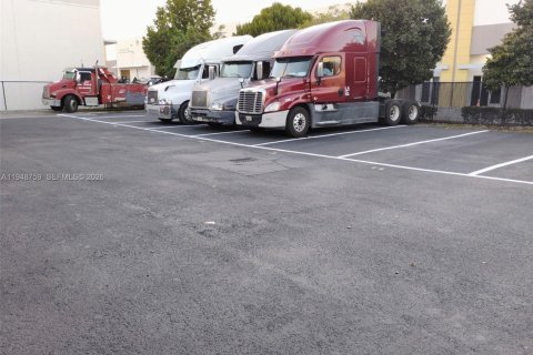 Commercial property in Sweetwater, Florida № 2005335 - photo 3