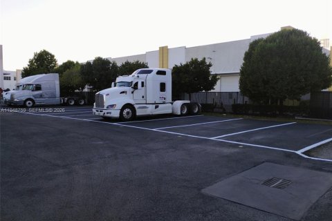 Commercial property in Sweetwater, Florida № 2005335 - photo 1