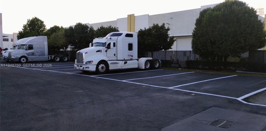 Commercial property in Sweetwater, Florida № 2005335