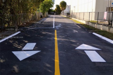 Commercial property in Sweetwater, Florida № 2005335 - photo 5