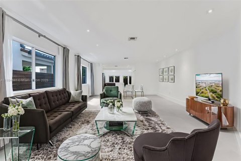 Купить таунхаус в Майами, Флорида 3 спальни, 265.7м2, № 1947229 - фото 4