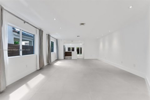 Купить таунхаус в Майами, Флорида 3 спальни, 265.7м2, № 1947229 - фото 5