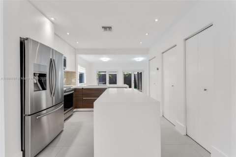 Купить таунхаус в Майами, Флорида 3 спальни, 265.7м2, № 1947229 - фото 7