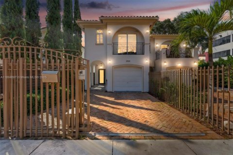 Купить таунхаус в Майами, Флорида 3 спальни, 265.7м2, № 1947229 - фото 1