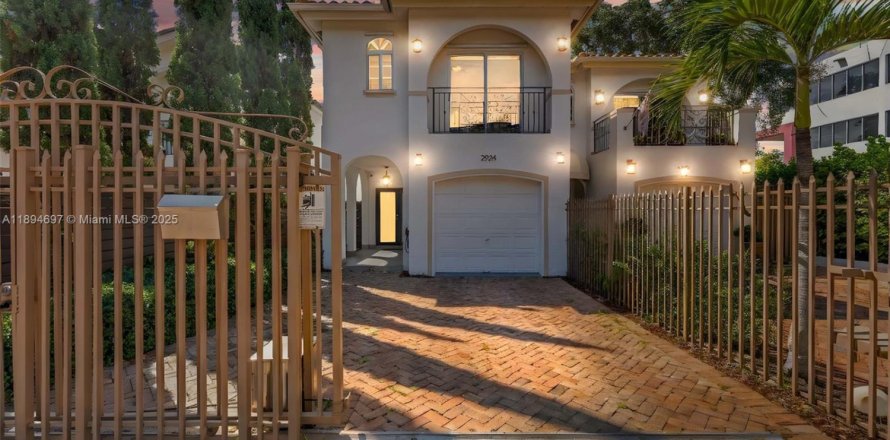 Таунхаус в Майами, Флорида 3 спальни, 265.7м2 № 1947229