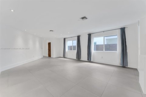 Купить таунхаус в Майами, Флорида 3 спальни, 265.7м2, № 1947229 - фото 6