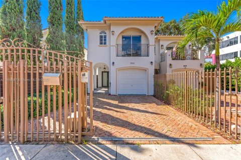 Купить таунхаус в Майами, Флорида 3 спальни, 265.7м2, № 1947229 - фото 2