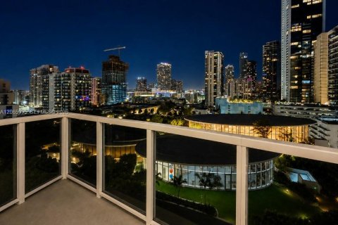 Condo in Miami, Florida, 3 bedrooms  № 2282396