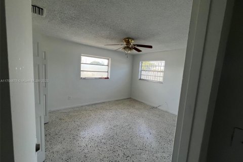 Casa en alquiler en Hialeah, Florida, 2 dormitorios, 78.97 m2 № 1978586 - foto 3