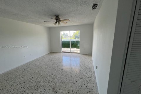 Casa en alquiler en Hialeah, Florida, 2 dormitorios, 78.97 m2 № 1978586 - foto 2