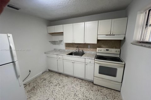 Casa en alquiler en Hialeah, Florida, 2 dormitorios, 78.97 m2 № 1978586 - foto 8