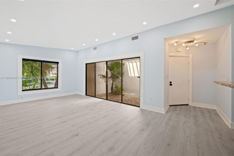 Townhouse in Miami, Florida 2 bedrooms, 115.76 sq.m. № 1952602 - photo 2