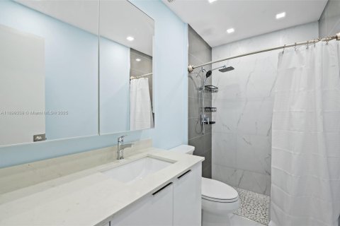 Townhouse in Miami, Florida 2 bedrooms, 115.76 sq.m. № 1952602 - photo 16