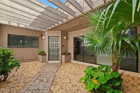 Townhouse in Miami, Florida 2 bedrooms, 115.76 sq.m. № 1952602 - photo 1