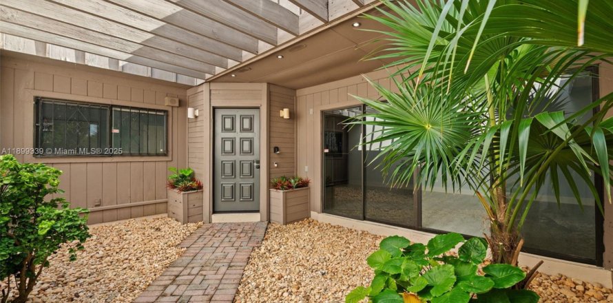 Townhouse in Miami, Florida 2 bedrooms, 115.76 sq.m. № 1952602