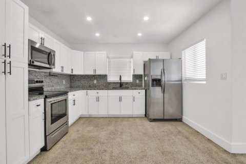 Commercial property in Fort Lauderdale, Florida 222.5 sq.m. № 2083863 - photo 4