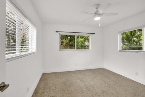 Commercial property in Fort Lauderdale, Florida 222.5 sq.m. № 2083863 - photo 12