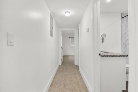 Commercial property in Fort Lauderdale, Florida 222.5 sq.m. № 2083863 - photo 6