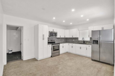 Commercial property in Fort Lauderdale, Florida 222.5 sq.m. № 2083863 - photo 11