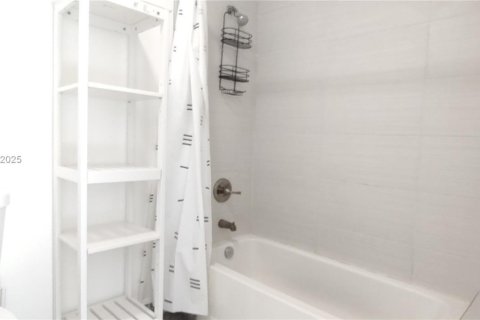 Villa ou maison à louer à Miami, Floride: 1 chambre, 140.38 m2 № 1923105 - photo 7