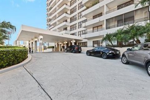 Condo in Hallandale Beach, Florida, 2 bedrooms  № 2088374 - photo 23