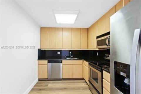 Condo in Hallandale Beach, Florida, 2 bedrooms  № 2088374 - photo 11