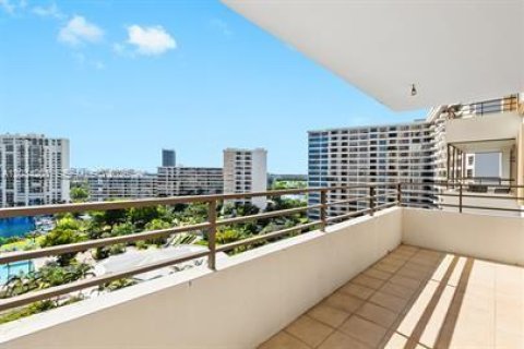 Condo in Hallandale Beach, Florida, 2 bedrooms  № 2088374 - photo 16