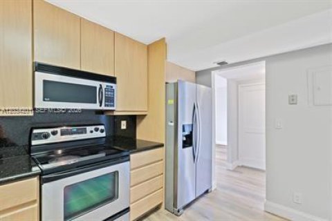 Condo in Hallandale Beach, Florida, 2 bedrooms  № 2088374