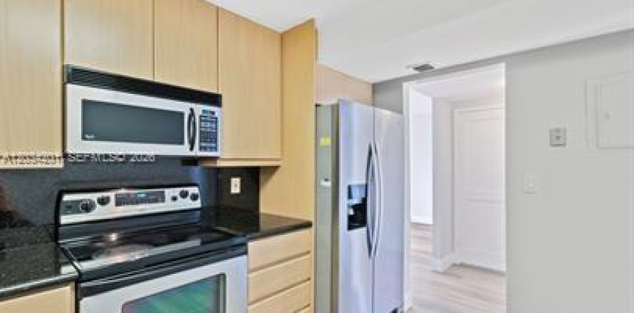 Condo in Hallandale Beach, Florida, 2 bedrooms  № 2088374