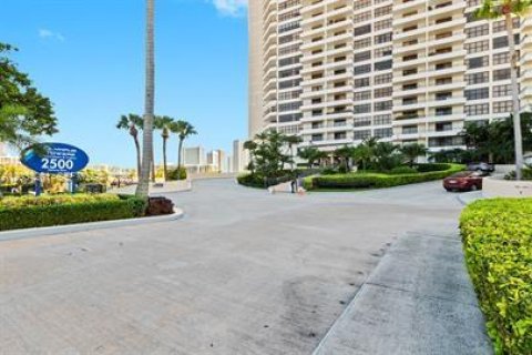 Condo in Hallandale Beach, Florida, 2 bedrooms  № 2088374 - photo 24