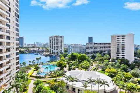 Condo in Hallandale Beach, Florida, 2 bedrooms  № 2088374 - photo 25